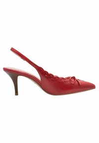 Chaussure slingback en cuir rouge avec un bout pointu, un design festonné, un petit nœud en accent et un talon modéré. Texture lisse avec une finition polie.