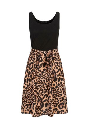 Schwarzes ärmelloses Oberteil mit rundem Halsauschnitt, kombiniert mit einem Leopardenmuster-Rock mit einer Schleife in der Taille und fließendem Stoff.