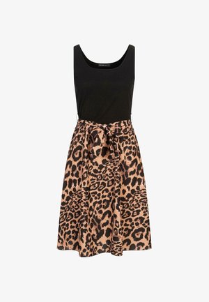 Schwarzes ärmelloses Oberteil mit rundem Halsauschnitt, kombiniert mit einem Leopardenmuster-Rock mit einer Schleife in der Taille und fließendem Stoff.