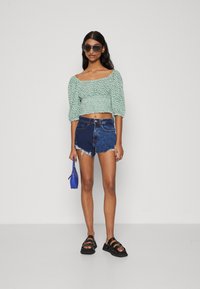 ONLY Petite ONLPELLA 2/4 SMOCK - Marškinėliai su spaudiniu - abundant green