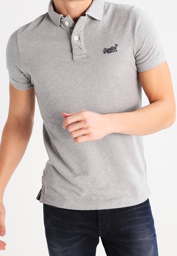 Polo gris en coton, avec une patte de boutonnage à trois boutons et des manches courtes. Comprend un petit logo brodé sur la poitrine.