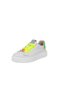 Sneaker bianco con lacci giallo neon, caratterizzato da un ciondolo a forma di cuore rosa, accento verde sul tallone e suola in gomma strutturata. Parte superiore in pelle liscia.