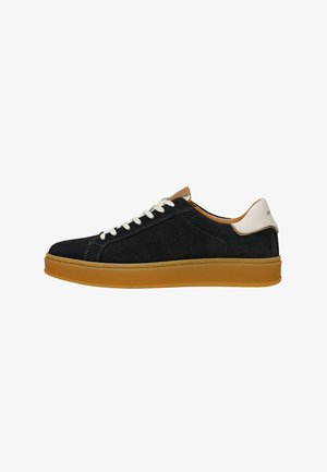 Czarny zamszowy niski sneaker z białymi sznurówkami, beżową gumową podeszwą oraz białą zakładką na pięcie z logo.
