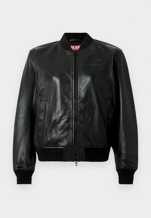 Juoda odinė bombonešio striukė su priekinio užtrauktuko uždarymu, ribotu apykakle ir rankogaliais bei dviem šoninėmis kišenėmis. Ant krūtinės yra įspaustas logotipas.