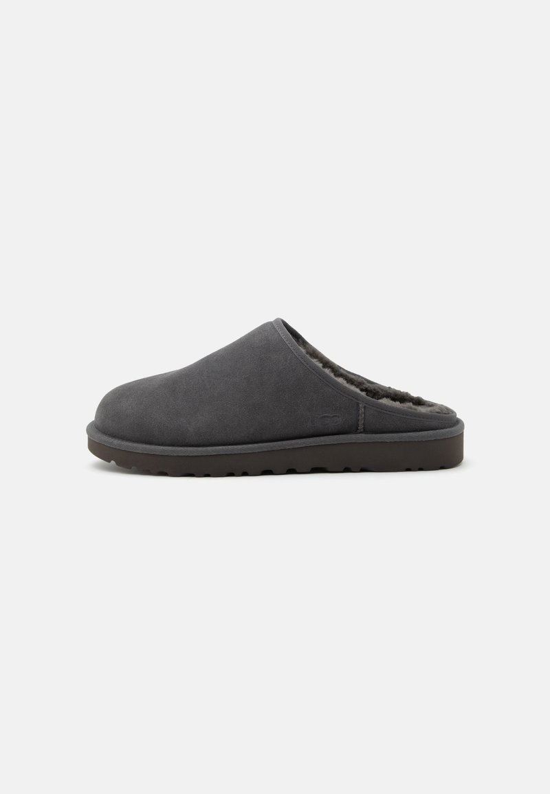 Chausson en daim gris foncé à enfiler avec semelle épaisse en caoutchouc et doublure en polaire douce, conçu pour le confort à l'intérieur.