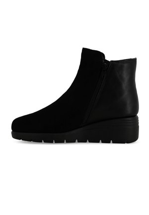 Stivaletti neri con tomaia in suede e pelle, cerniera laterale, punta arrotondata e suola a zeppa in gomma. Texture liscia e design elegante.