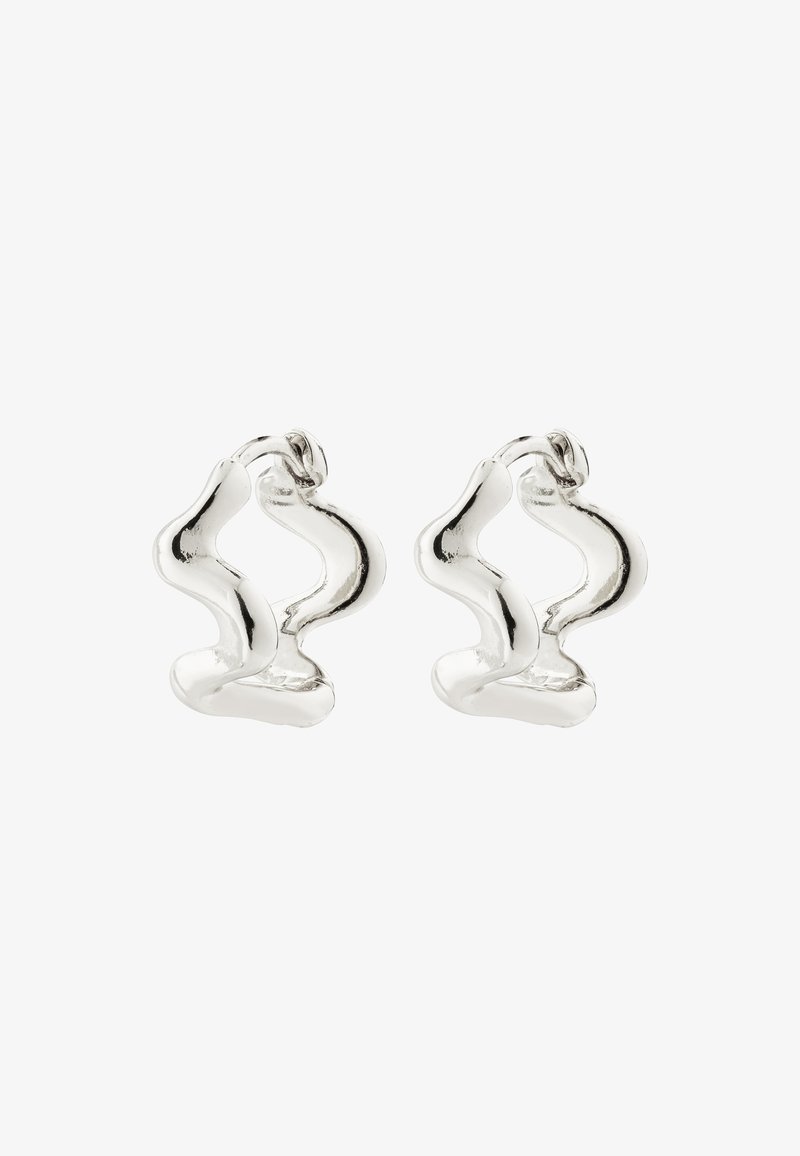 Boucles d'oreilles en argent en forme de creole avec un design ondulé et sculptural. Surface lisse et réfléchissante mettant en valeur des formes organiques et des courbes fluides.