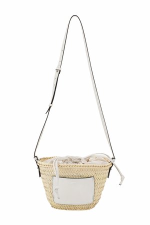Gekerbte Strohtasche im Bucket-Stil mit weißer Ledervordertasche und verstellbarem weißen Leder-Schulterriemen, ausgestattet mit einem weißen Stoffzugbandverschluss.
