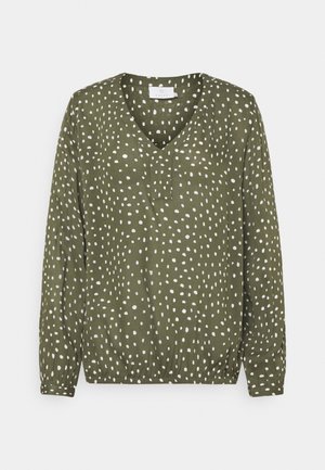 Blouse vert olive à manches longues avec des points blancs irréguliers, col en V, et ourlet et poignets élastiqués.