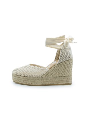 Beige gewebte Keil-Espadrille mit Knöchelriemen, geschlossenem Zehenbereich und geflochtener Plateau-Sohle aus Seil.
