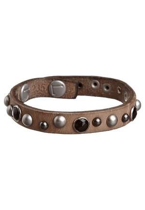 Pulsera de cuero marrón con piedras negras facetadas alternadas y tachuelas redondas de metal plateado, asegurada con botones a presión.