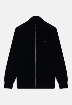 Cardigan nero lavorato a maglia con zip, caratterizzato da un alto colletto, texture a costine e piccolo logo sul petto sinistro. Design semplice, maniche lunghe.