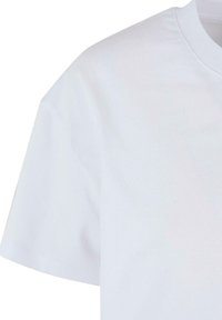 Tricou alb din bumbac, cu mânecă scurtă, guler rotund și textură netedă. Finisajele cusăturilor vizibile pe mânecă și pe tiv.