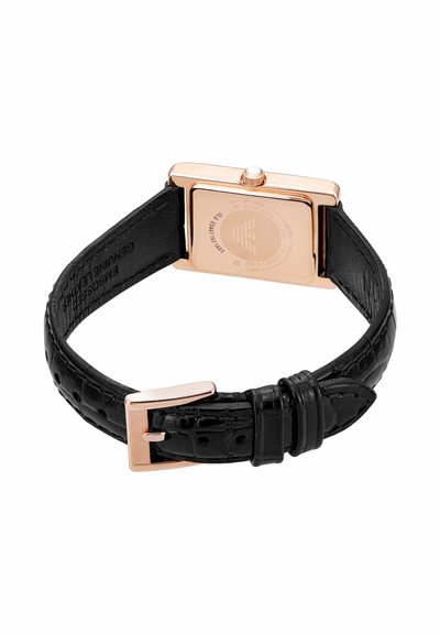 Rechthoekig roségouden horloge met zwarte leren band, gesp en gegraveerde achterkant met logo en serienummers.