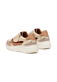 Zapatillas casuales que presentan una combinación de materiales en beige, marrón y rosa, con un acabado texturizado y suela blanca acolchada. Costuras detalladas visibles.