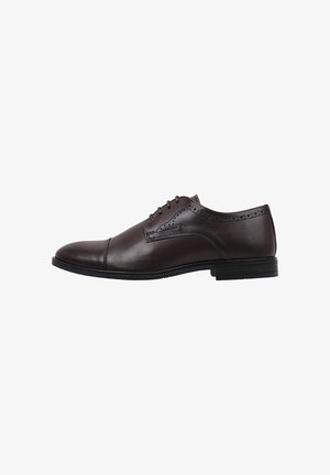 Zapato oxford de cuero marrón con un acabado suave, puntera redondeada, perforaciones decorativas a lo largo de los lados y una suela de goma texturizada.