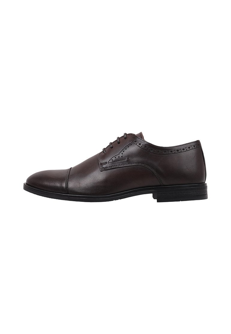 Zapato oxford de cuero marrón con un acabado suave, puntera redondeada, perforaciones decorativas a lo largo de los lados y una suela de goma texturizada.