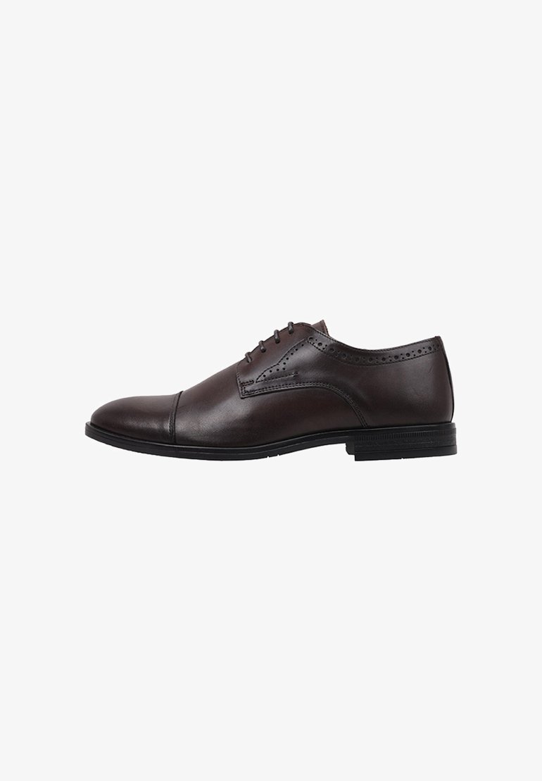 Zapato oxford de cuero marrón con un acabado suave, puntera redondeada, perforaciones decorativas a lo largo de los lados y una suela de goma texturizada.