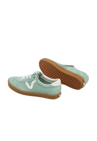 Tenis de camurça verde menta com detalhes brancos, ponta arredondada e solas de borracha castanha texturizada com um padrão de diamante.