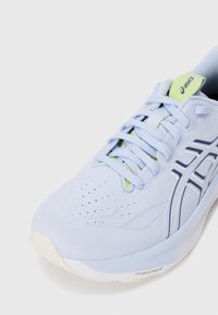 Helleblaue ASICS-Laufschuhe mit weißen und marineblauen Akzenten, strukturiertem Mesh-Obermaterial und sichtbarer "FF BlastMAX"-Dämpfung an der Sohle.