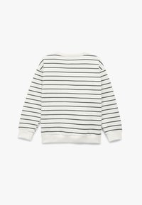 Hvid sweatshirt med vandrette sorte striber, rund hals, lange ærmer og ribbede manchetter og kant. Blødt bomuldsmateriale.