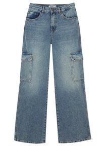 Ljusblå vida cargojackor gjorda av denim, med sidofickor, dragkedja och en något urtvättad finish för en avslappnad look.