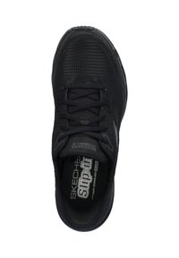 Scarpe sportive nere con tomaia in mesh, sistema di allacciatura e soletta ammortizzata. Presentano un branding sottile sui lati e suola testurizzata per una migliore aderenza.