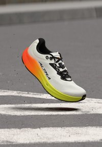 Επιλέχθηκε, white/black/safety yellow