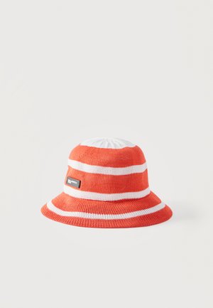 Kootud ämbrimüts oranži ja valge horisontaalse triibuga, väikese musta ja valge ristkülikukujulise sildiga küljel.