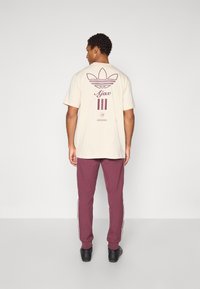 adidas Originals AJAX ICON TRACK PANT - Klubruházat - victory crimson