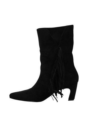 Bota de ante negra hasta la mitad de la pantorrilla con puntera puntiaguda, tacón bajo y flecos decorativos en el lateral.
