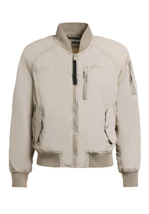 Veste bomber beige clair avec col, poignets et ourlet côtelés, fermeture éclair avant, poches poitrine et latérales, et une poche zippée sur la manche.