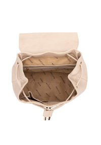 Sac à main beige clair avec un extérieur en cuir texturé. Dispose d'un intérieur spacieux avec du matériel doré et une doublure imprimée du logo.