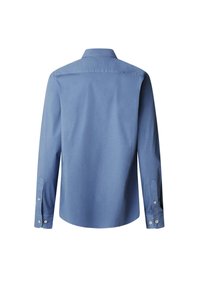 Camisa de botón azul de manga larga con cuello estándar, fabricada en una tela suave que presenta puños abotonados y un dobladillo curvado.