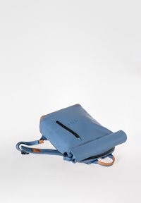 Zaino impermeabile blu con parte superiore arrotolata, dettagli marroni, tasca frontale con zip e spallacci regolabili in tessuto intrecciato.
