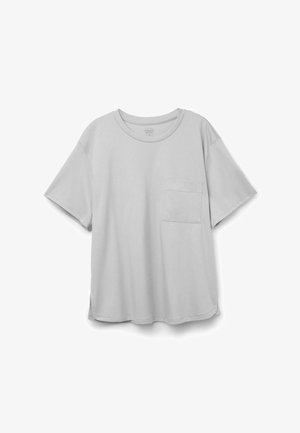 Ljusgrå t-shirt med kort ärm och rund halsringning samt en enda ficka fram; tillverkad av mjukt tyg med en slät textur.