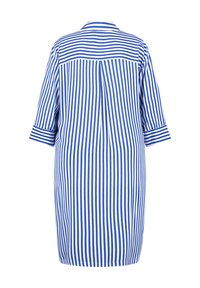 Robe rayée bleu et blanc avec col, manches trois-quarts et pli au dos pour plus de mouvement. Fabriquée en tissu léger.