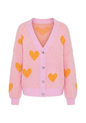 Różowy sweter kardigan z dzianiny z pomarańczowymi wzorami serc i srebrnymi guzikami w kształcie serca, z dekoltem w serek i długimi rękawami.
