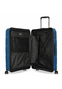 Maleta de concha dura de color azul con un exterior texturizado, compartimentos interiores y un forro de tela negra con un patrón geométrico. Ruedas y asa resistentes.