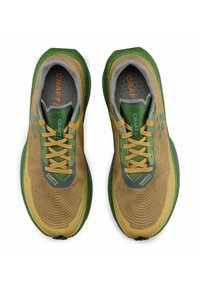 Baskets de course légères avec un dessus en mesh jaune et des accents verts. Présentent une semelle texturée, une forme allongée et des détails de logo orange.