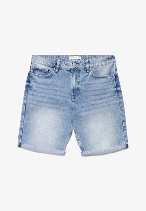 Shorts in denim azzurro chiaro con risvolti, bottone frontale e cerniera, passanti per cintura e cinque tasche, inclusa una taschino portamonete.
