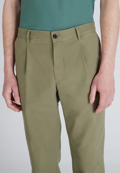 Olijfgroene katoenmix broek met een rechte pasvorm, zijzakken en een enkele knoopsluiting in de taille. Voorkant met plooien voor extra textuur.