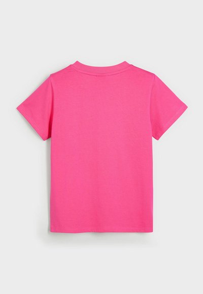 T-shirt a maniche corte in cotone rosa brillante. Texture liscia, scollo rotondo e orlo dritto. Nessuna grafica o motivo visibile.