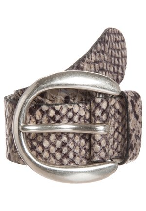 Riem met bruin en beige slangenhuidpatroon en een grote ovale zilveren metalen gesp, opgerold tegen een witte achtergrond.