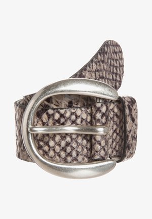 Pasek z brązowo-beżowym wzorem skóry węża i dużą owalną srebrną metalową klamrą, zwinięty na białym tle.