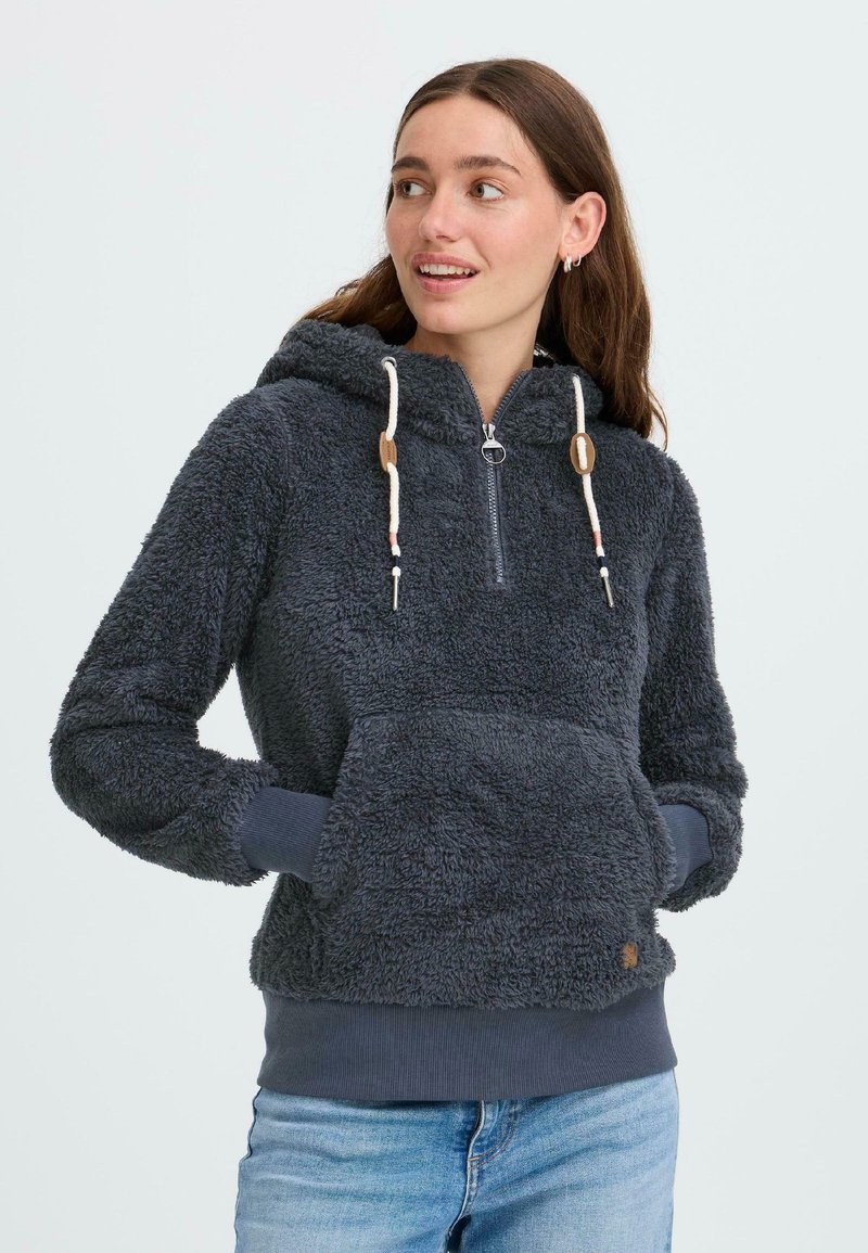 Sweat à capuche en polaire de couleur gris foncé avec un zip quart, une poche kangourou et des poignets côtelés. Équipé de cordons de serrage avec des accents en bois. Texture douce.