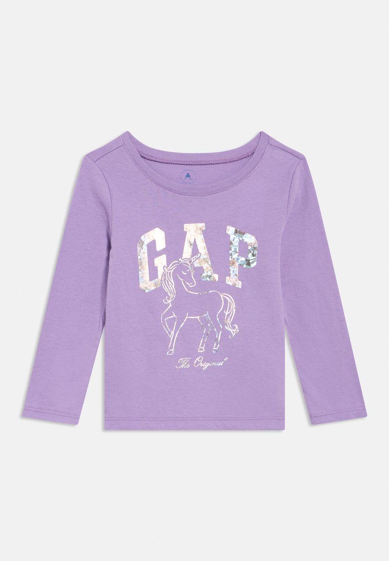 Lila hosszú ujjú kisgyermek ing fémes "GAP" betűkkel és a középen elhelyezkedő holografikus unikornis illusztrációval az elején.