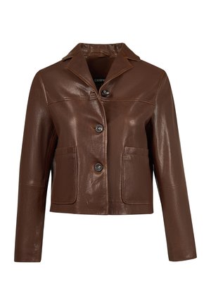 Brązowa skórzana kurtka z trzema przednimi guzikami, dwoma dużymi przednimi kieszeniami, długimi rękawami i szerokim kołnierzem.