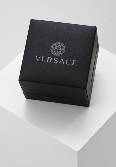 Čierna kožená box so štruktúrovaným povrchom, obsahuje strieborné embosované logo "VERSACE" a emblém Medúzy na vrchu.