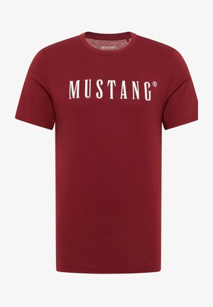Rotes Baumwoll-T-Shirt mit kurzen Ärmeln und rundem Halsausschnitt. Es trägt "MUSTANG" in großen weißen Buchstaben quer über die Brust.